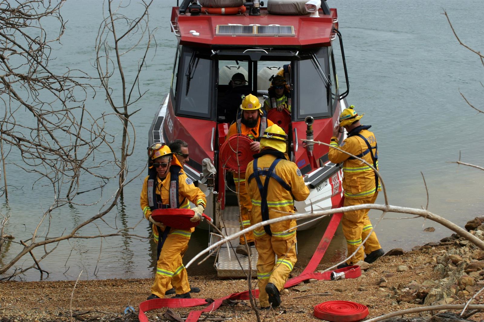 Eildon boat hose lay - Photo Adam Kamenek